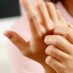 Main gauche qui gratte : quelle signification selon les croyances populaires