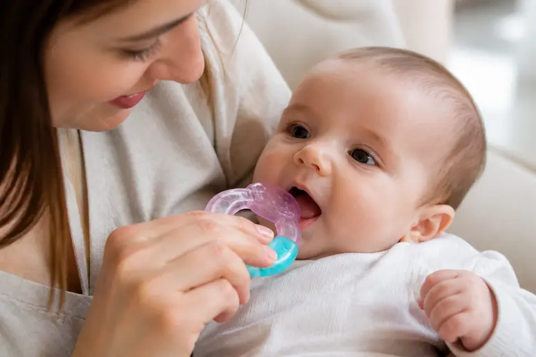 Anneau de dentition réfrigéré pour soulager un bébé lors du doublement gencive 2 mois.
