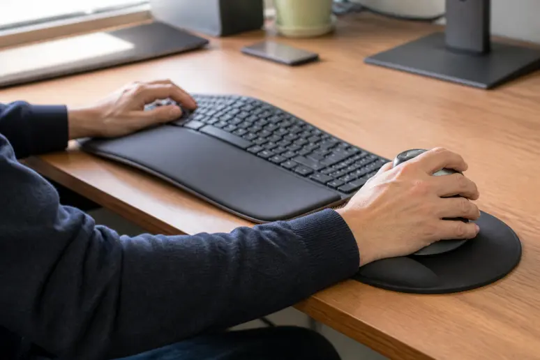 Prévenir la compression du nerf cubital : ergonomie du poste de travail pour les mains.