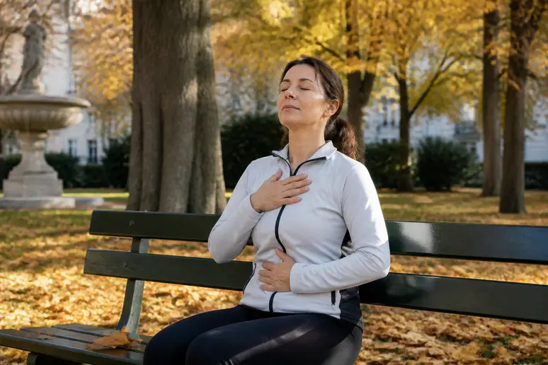 Femme en pleine relaxation méditative, gérant le tremblement intérieur et fatigue.